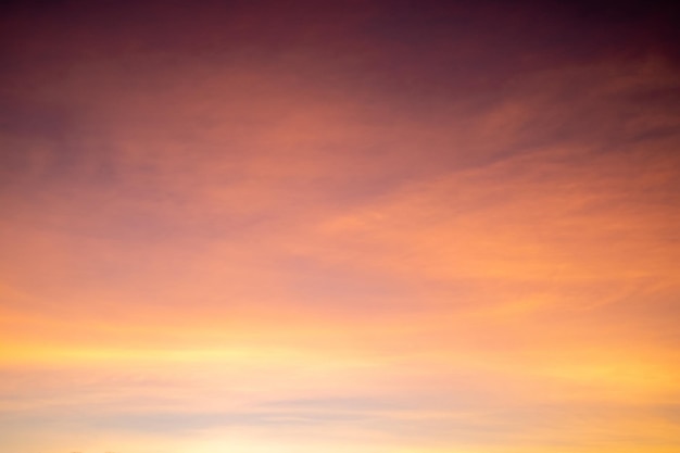 Hermosas nubes de oro naranja de gradiente suave de lujo y luz del sol en el cielo azul perfecto para el fondo en everningTwilight