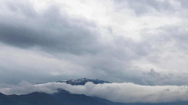 Hermosas nubes sobre una montaña en invierno