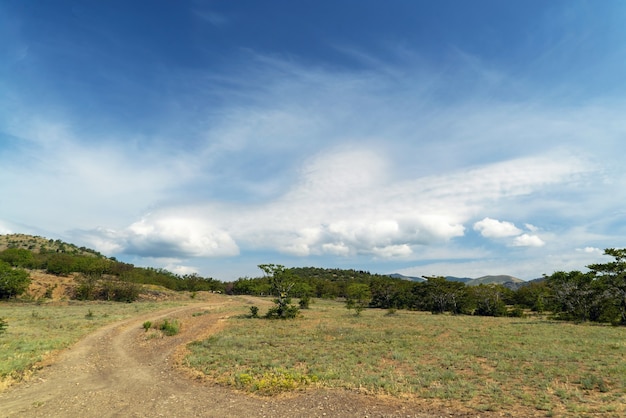 Hermosas nubes sobre las montañas. Crimea. Choban-Kule.