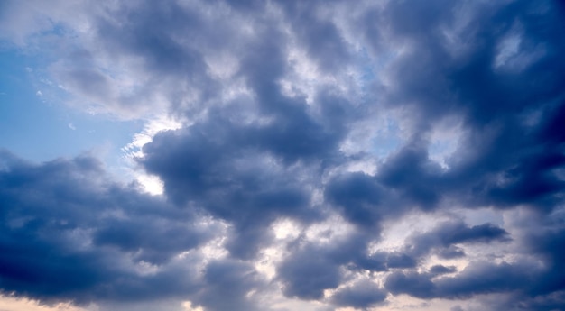 Hermosas nubes en el sol de la tarde en la tarde.