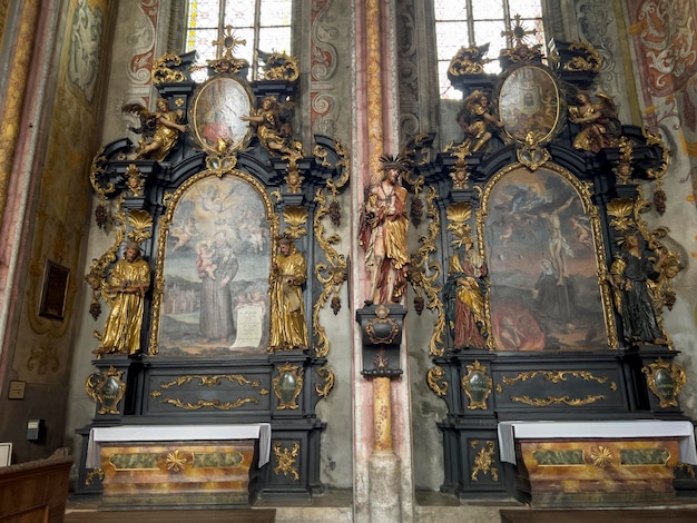 Hermosas obras en una iglesia histórica en Salzburgo