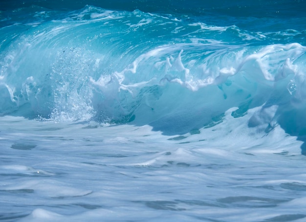 Hermosas olas de espuma en un día soleado en el Mar Egeo en la isla de Grecia