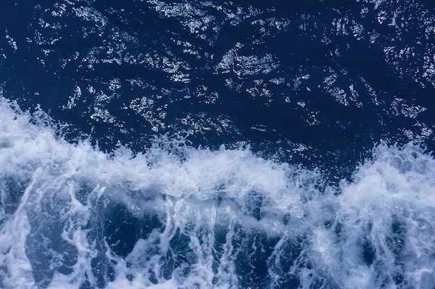 Hermosas olas del mar con mucha espuma y burbujas en la superficie