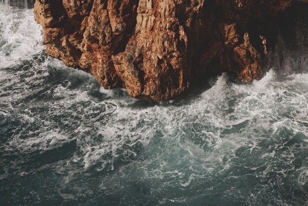 Hermosas olas del mar y rocosas