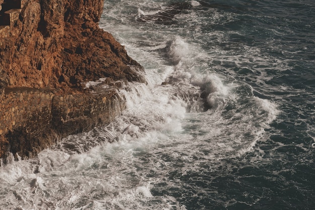 Hermosas olas del mar y rocosas