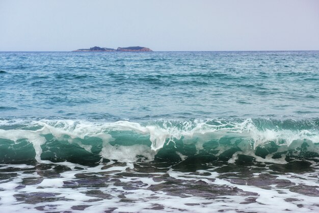 Hermosas olas en el mar