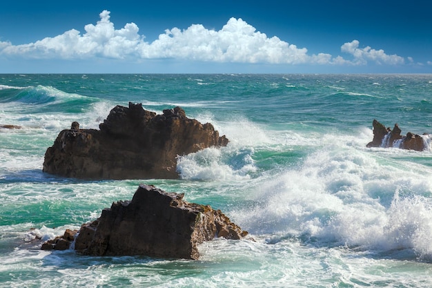 Hermosas olas del océano turquesa rocas costa y cielo azul paisaje resort