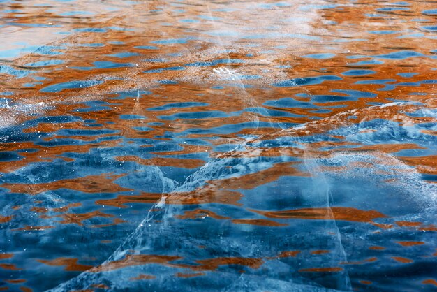 Hermosas ondas de agua azul naranja congeladas abstractas del lago Baikal