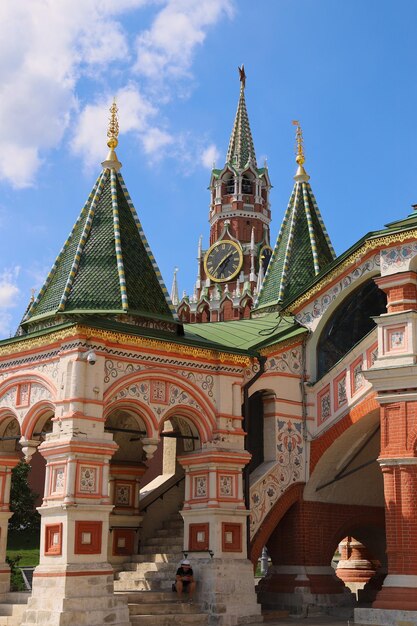 Foto hermosas paredes de patrón rojo y verde de la catedral de san basilio en la plaza roja de moscú en rusia