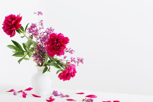 Hermosas peonías en florero