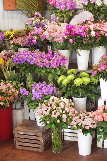 Hermosas peonías y otras flores en la tienda.