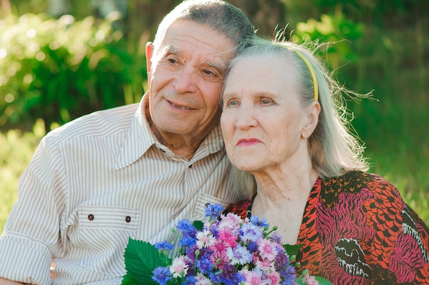 Hermosas personas felices de ochenta años sentados en el parque