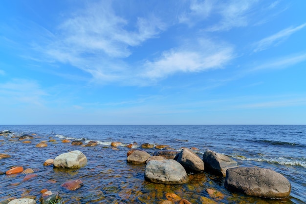 Hermosas piedras en el lago Paisaje de naturaleza salvaje