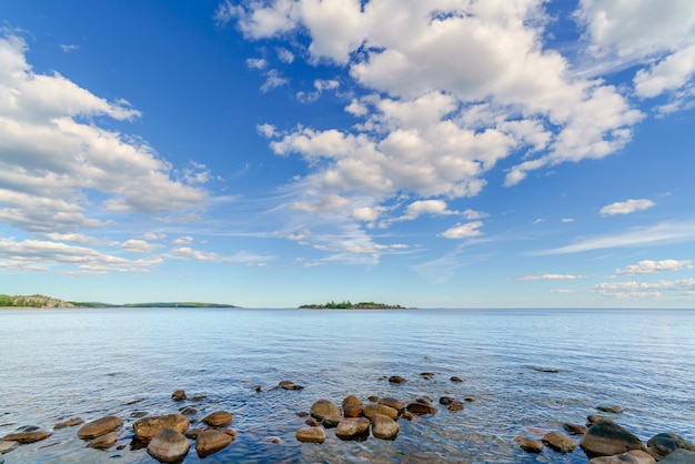 Hermosas piedras en el lago Paisaje de naturaleza salvaje