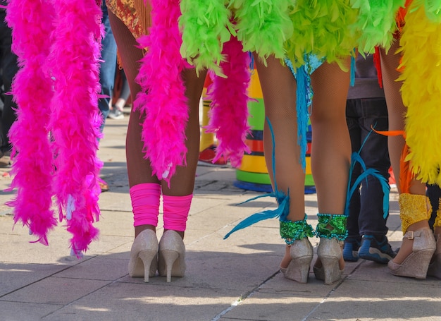 Las hermosas piernas y bailarinas de la playa pacífica y caribeña