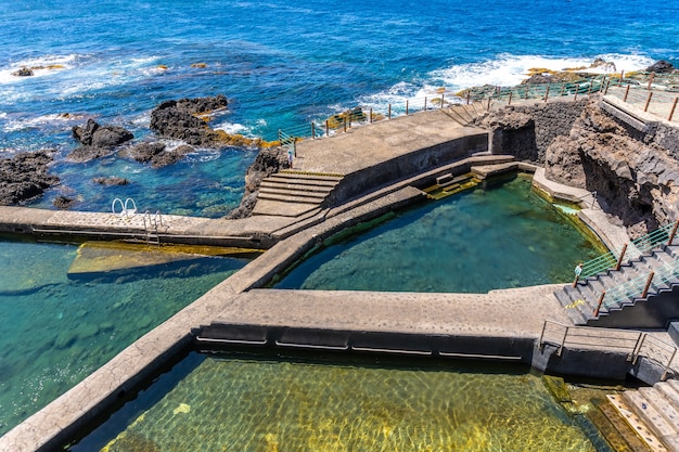 Hermosas piscinas naturales de La Fajana en la costa noreste de la isla de La Palma