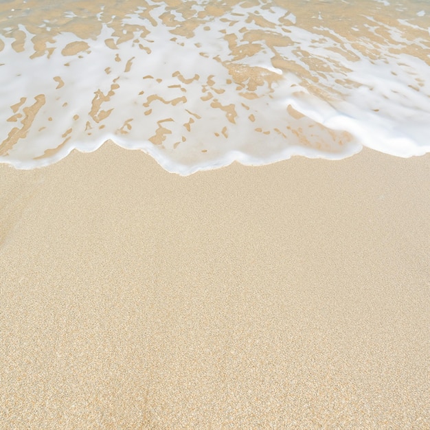 Foto hermosas playas de arena y suaves olas del océano