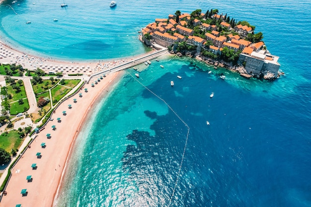 Hermosas playas y la isla de Sveti Stefan cerca de Budva Montenegro Resort de lujo en el mar Adriático