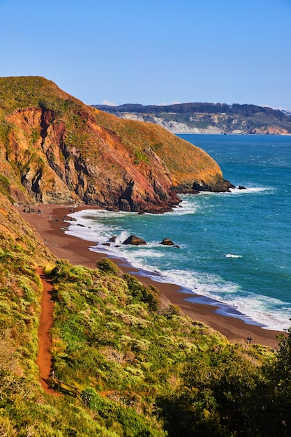 Hermosas playas oceánicas con senderos para caminatas y colinas