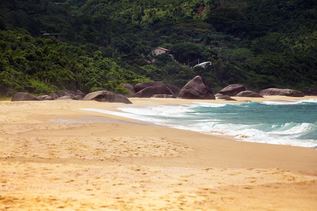 Foto hermosas playas vacías del estado de río de janeiro, brasil