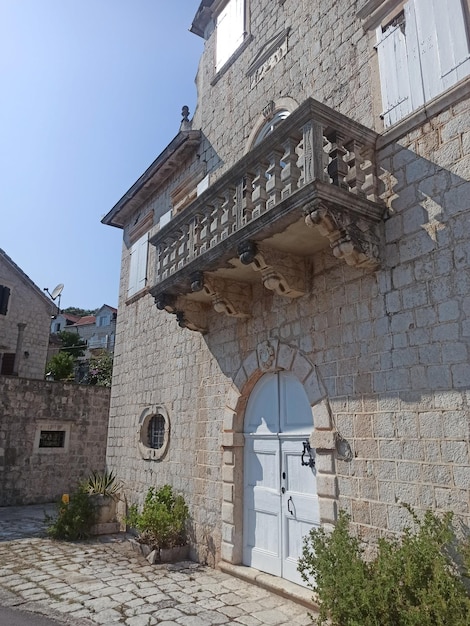 Hermosas puertas antiguas blancas en el casco antiguo de Perast Montenegro