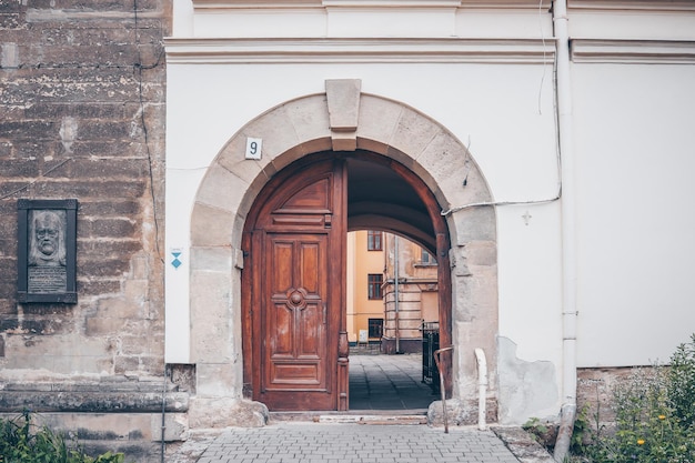 Hermosas puertas vintage en arquitectura urbana.