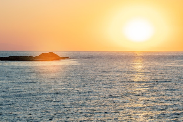 Hermosas puestas de sol en el mar Mediterráneo Fondo de mar de vacaciones de verano de concepto