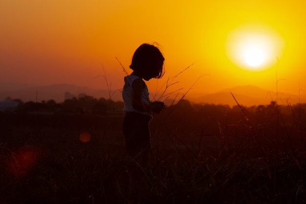 Hermosas puestas de sol en las montañas en invierno en Brasil