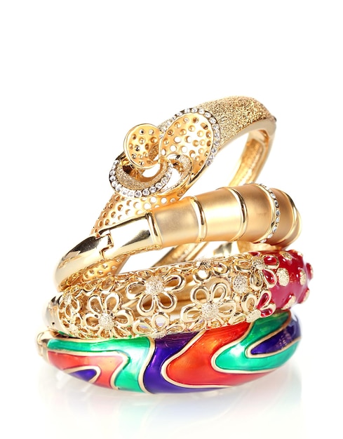 Hermosas pulseras doradas aisladas en blanco