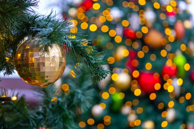 Hermosas ramas decoradas festivamente de un árbol de Navidad.