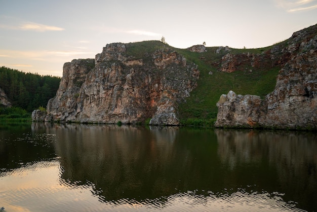 hermosas rocas cerca del río ríochusovaya