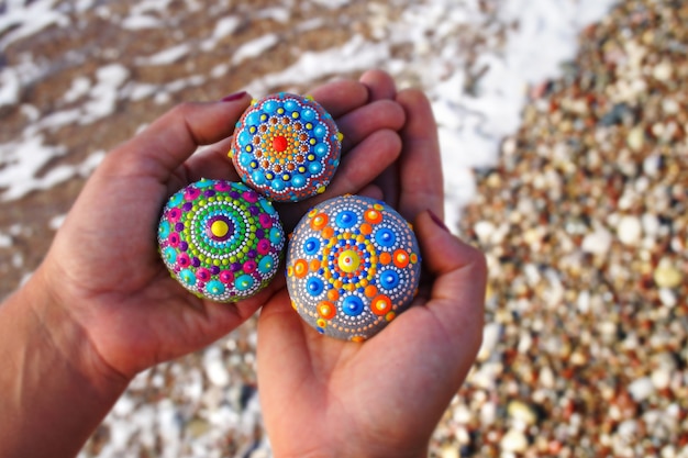 Hermosas rocas de mandala pintadas a mano