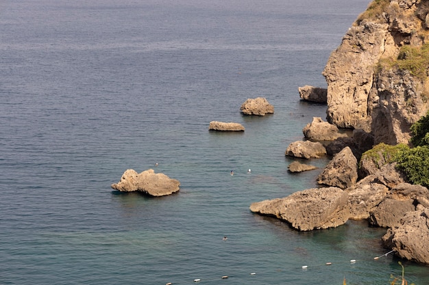 Hermosas rocas en el mar azul