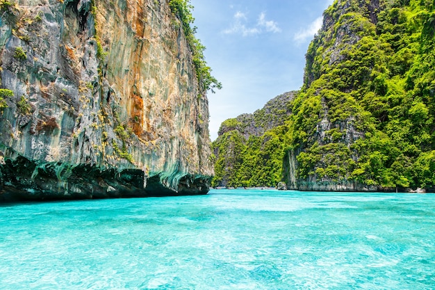 Hermosas rocas de montaña y mar de aguas cristalinas en Krabi