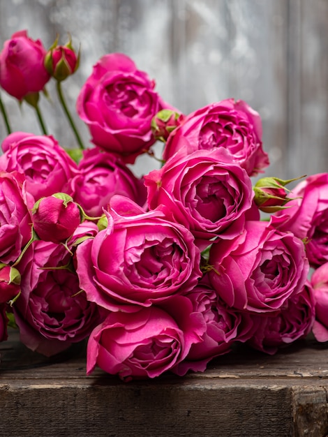 Hermosas rosas de Bush, primer plano de flores de la boda.