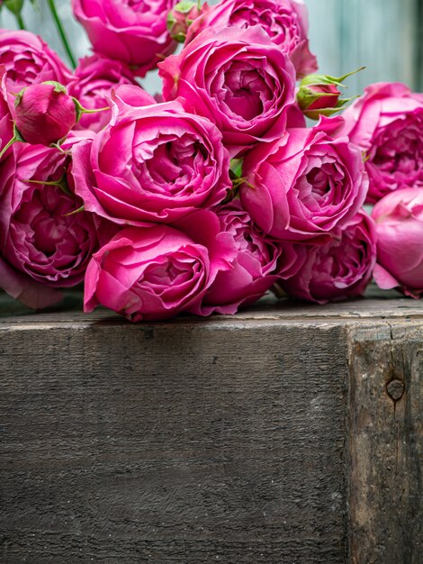 Hermosas rosas de Bush, primer plano de flores de la boda.