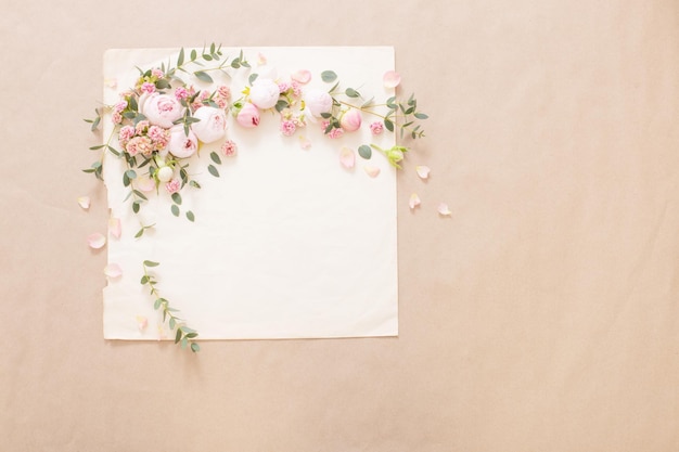 Hermosas rosas en papel viejo de fondo