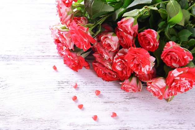 Hermosas rosas en primer plano de la mesa