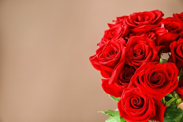 Hermosas rosas rojas en la superficie de color