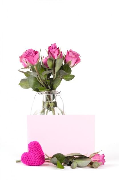 Foto hermosas rosas rosadas en una botella en blanco