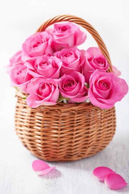 Hermosas rosas rosadas en la cesta