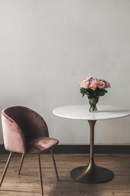 Hermosas rosas rosadas en un jarrón sobre una mesa