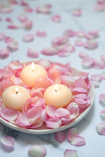 Foto hermosas rosas y velas