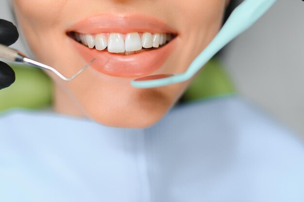 Foto hermosas sonrisas retrato en primer plano de una hermosa joven feliz con dientes perfectamente blancos