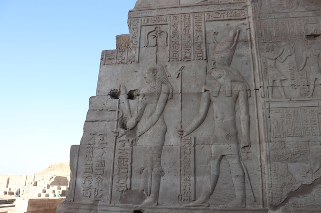 hermosas tallas en el antiguo templo egipcio de Kom Ombo en Asuán