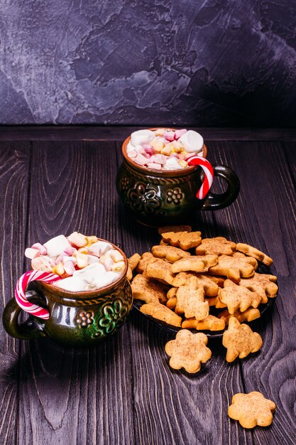 Hermosas tazas antiguas de cerámica con galletas