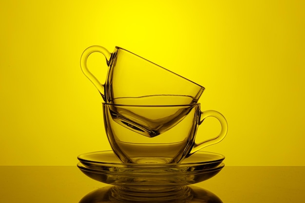 Hermosas tazas sobre un fondo amarillo.