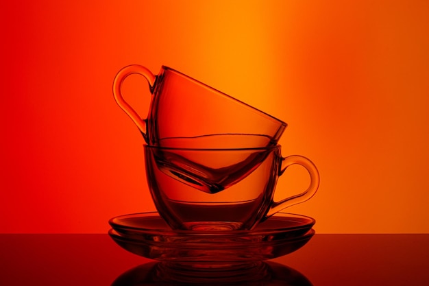 Hermosas tazas sobre fondo rojo y naranja.