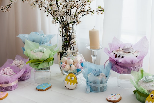 Hermosas tortas de Pascua en una mesa de luz decorada