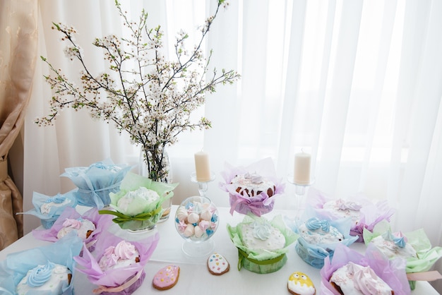 Hermosas tortas de Pascua en una mesa de luz decorada